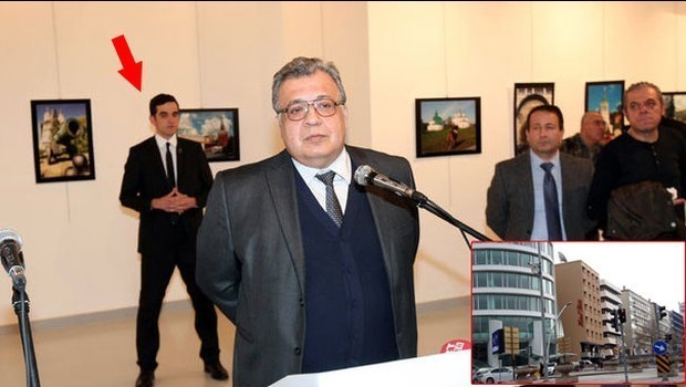 Suikastçinin yakasındaki rozet ne anlama geliyor?