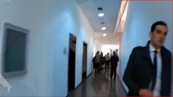Suikastçinin yakasındaki rozet ne anlama geliyor?