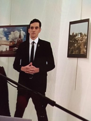 Suikastçinin yakasındaki rozet ne anlama geliyor?