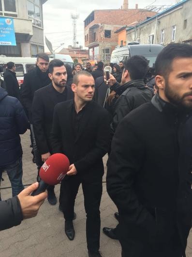 Cenazede arkadaşları yalnız bırakmadı