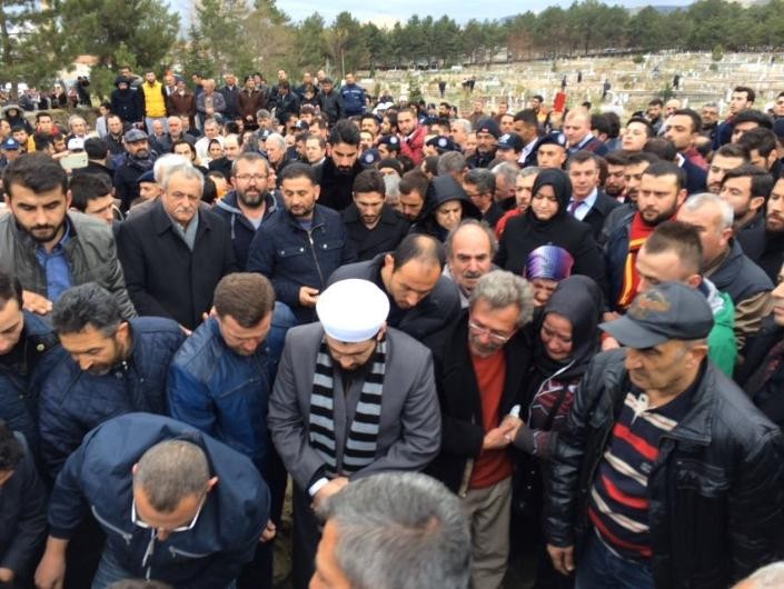 Cenazede arkadaşları yalnız bırakmadı
