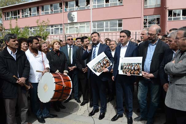 O müdür yardımcısı protesto edildi
