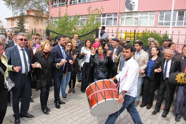 O müdür yardımcısı protesto edildi