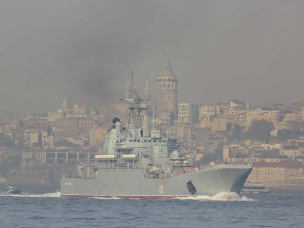 Kriz yaratan Rus gemisi yine Boğaz'dan geçti