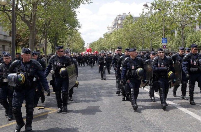 Paris sokakları karıştı