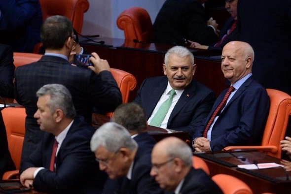 Meclis'te Binali Yıldırım'a yoğun ilgi