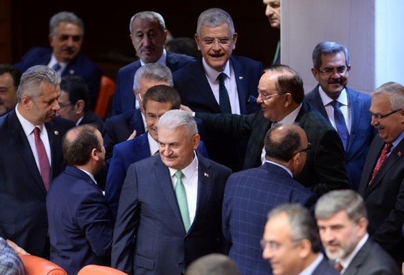 Meclis'te Binali Yıldırım'a yoğun ilgi