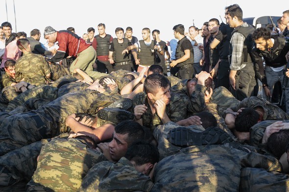 Teslim olan askerlere Köprü'de dayak