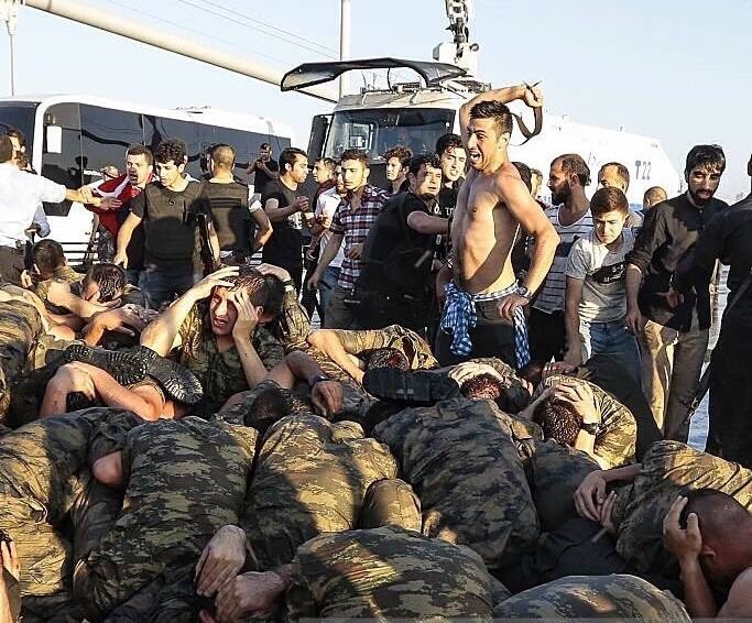 Teslim olan askerlere Köprü'de dayak