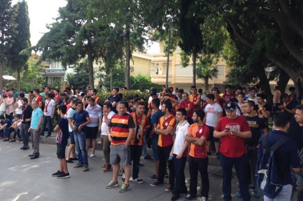 Galatasaray taraftarı Florya'yı bastı