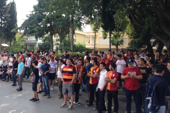 Galatasaray taraftarı Florya'yı bastı