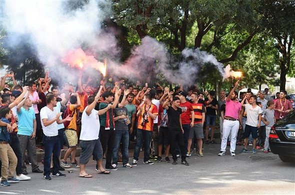Galatasaray taraftarı Florya'yı bastı