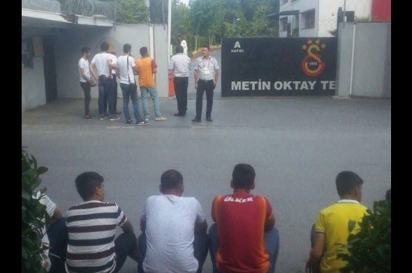 Galatasaray taraftarı Florya'yı bastı