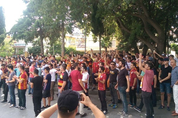 Galatasaray taraftarı Florya'yı bastı