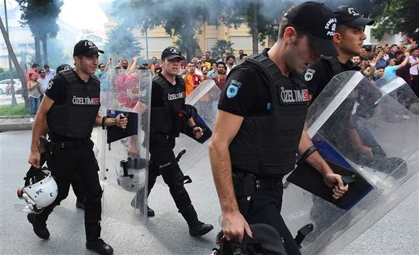 Galatasaray taraftarı Florya'yı bastı