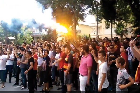 Galatasaray taraftarı Florya'yı bastı