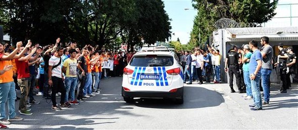 Galatasaray taraftarı Florya'yı bastı