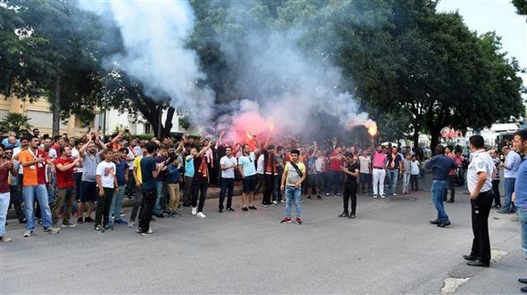 Galatasaray taraftarı Florya'yı bastı