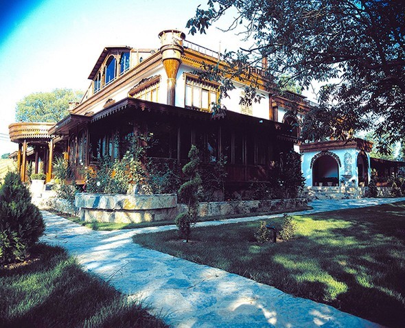 Adnan Oktar'ın lüks çiftlik evi dudak uçuklattı