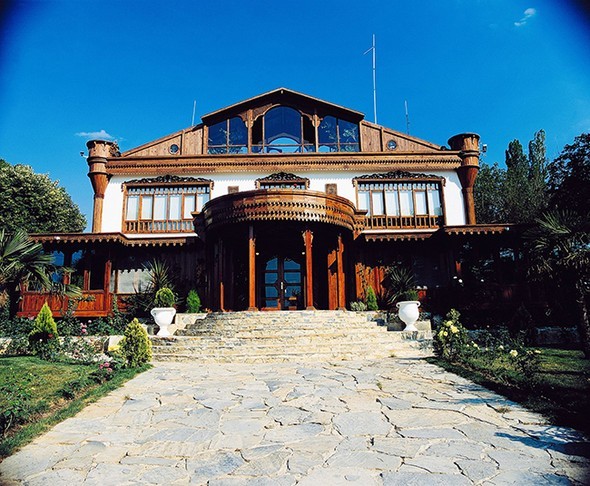Adnan Oktar'ın lüks çiftlik evi dudak uçuklattı