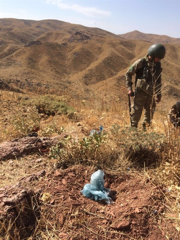 Asker Hakkari'de toprağa gömülü buldu!