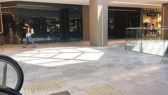 Caddelerden sonra AVM'lerdeki mağazalarda kapanıyor