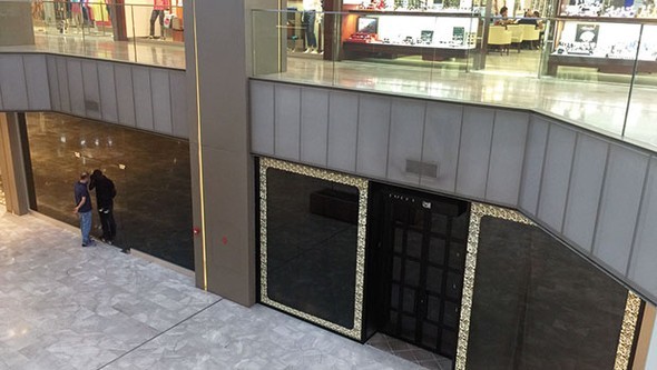 Caddelerden sonra AVM'lerdeki mağazalarda kapanıyor