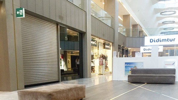 Caddelerden sonra AVM'lerdeki mağazalarda kapanıyor