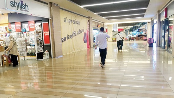 Caddelerden sonra AVM'lerdeki mağazalarda kapanıyor