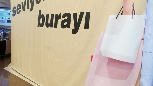 Caddelerden sonra AVM'lerdeki mağazalarda kapanıyor