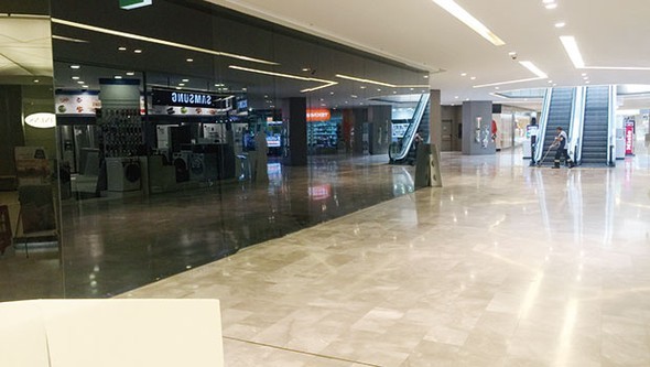 Caddelerden sonra AVM'lerdeki mağazalarda kapanıyor