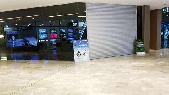 Caddelerden sonra AVM'lerdeki mağazalarda kapanıyor