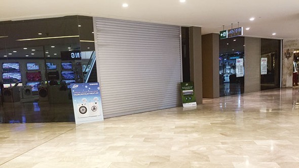 Caddelerden sonra AVM'lerdeki mağazalarda kapanıyor