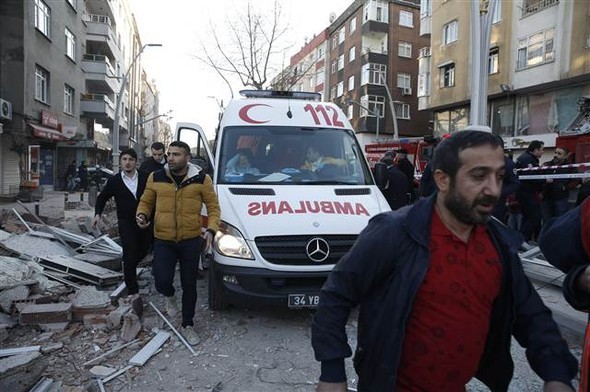 İstanbul'da çöken binadan ilk görüntüler