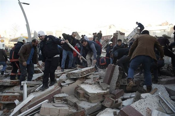 İstanbul'da çöken binadan ilk görüntüler