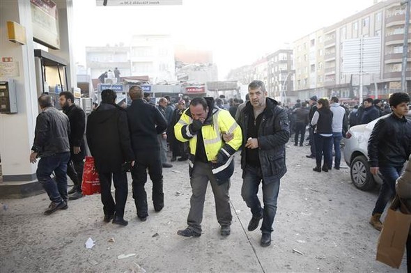İstanbul'da çöken binadan ilk görüntüler