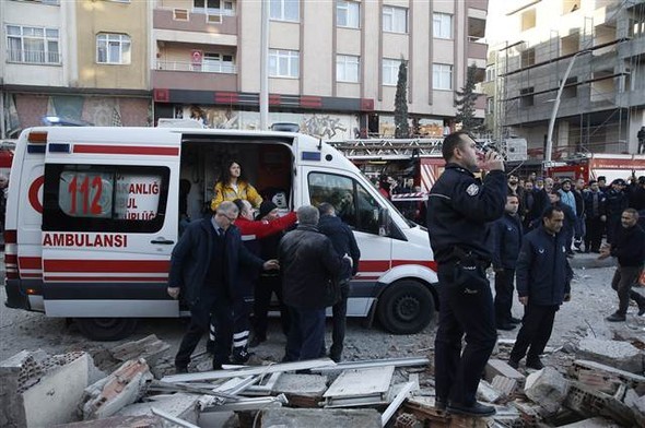 İstanbul'da çöken binadan ilk görüntüler