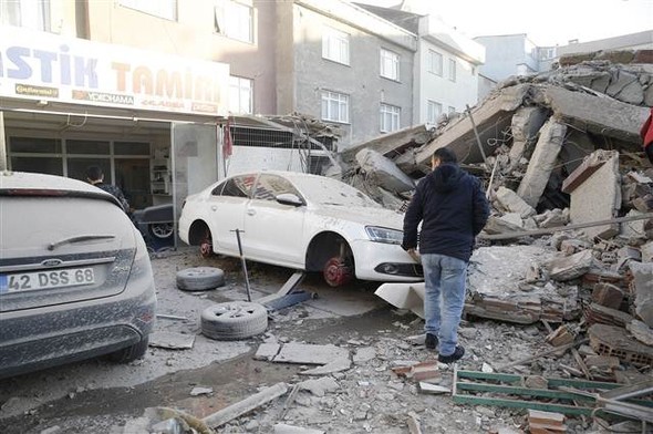 İstanbul'da çöken binadan ilk görüntüler