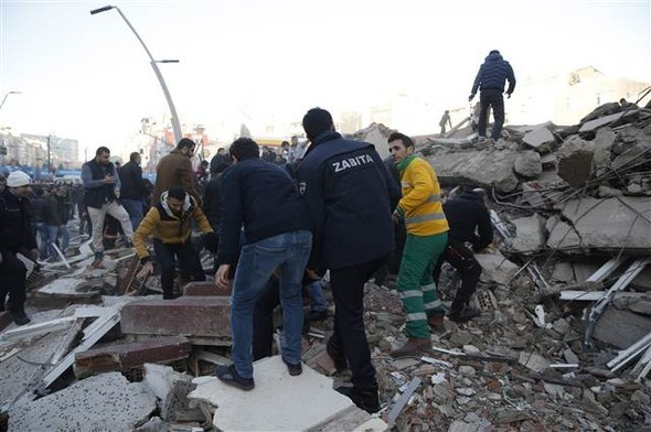 İstanbul'da çöken binadan ilk görüntüler