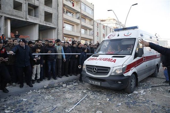 İstanbul'da çöken binadan ilk görüntüler