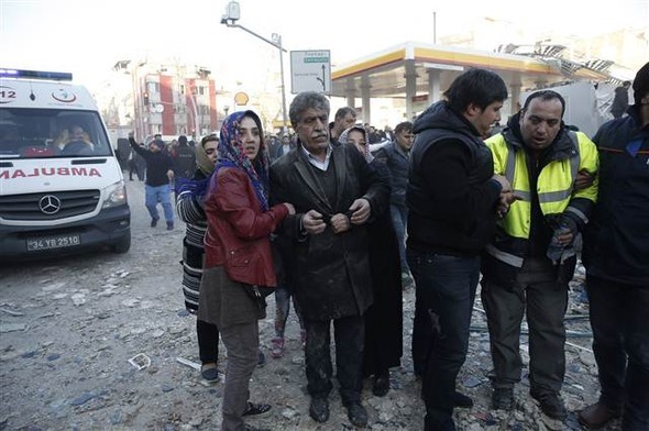 İstanbul'da çöken binadan ilk görüntüler