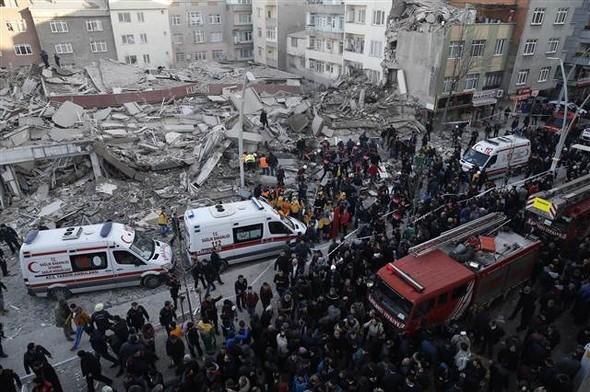 İstanbul'da çöken binadan ilk görüntüler