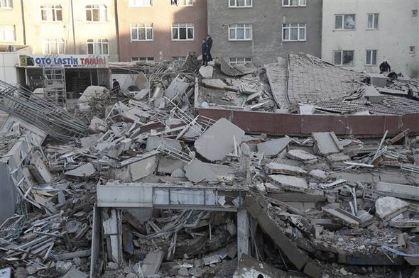 İstanbul'da çöken binadan ilk görüntüler
