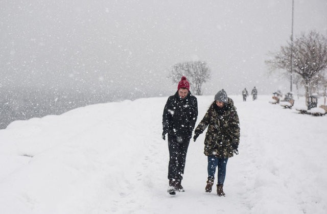 İstanbul'da lapa lapa kar yağıyor