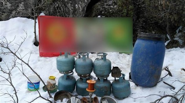 PKK'nın sığınağından çıkan asker üniformaları şok etti