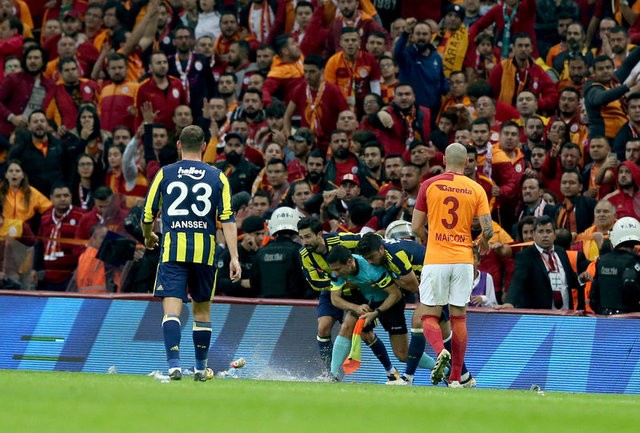 Galatasaray-Fenerbahçe derbisinde yaşanan gergin anlar