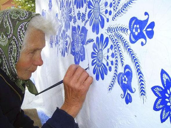 90 yaşındaki kadın köyü sanat galerisine çevirdi