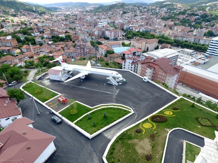 Mahallenin ortasında yolcu uçağı! Bırakıp gittiler