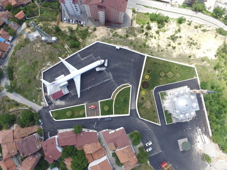 Mahallenin ortasında yolcu uçağı! Bırakıp gittiler
