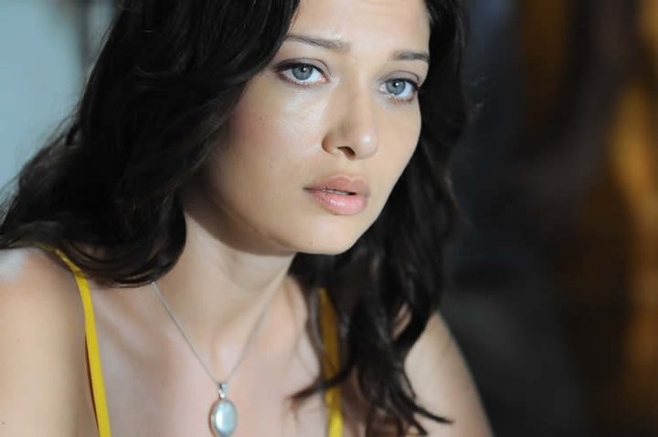 Nurgül Yeşilçay çarşafa girdi